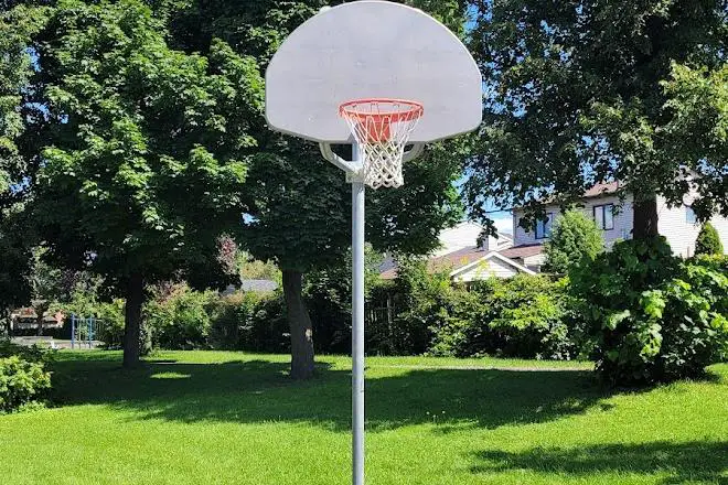 Panier de basket-ball du parc Albert-Beausoleil