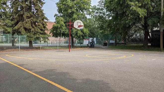 Parc Jacques-Viger basketball court